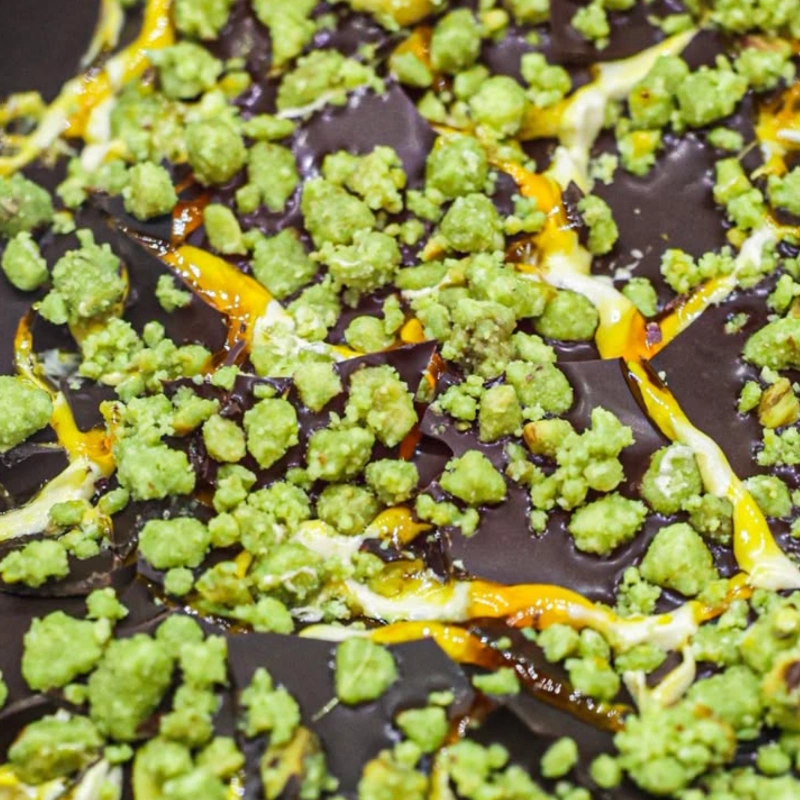 Mandorla, stracciatella e crumble al pistacchio